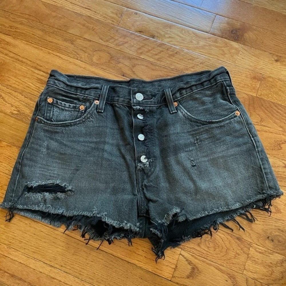 LN 501 Levi’s grey/black distressed 4 button up high waisted shorts size 29